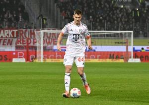 运气不佳！图片报：斯坦尼希奇在拜仁队内训练被队友塔踩伤