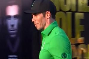 贝尔参加高尔夫比赛，一杆进洞可获1000万刀，但直接打上看台