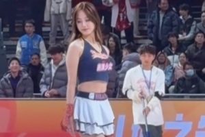 青春活力!媒体人晒广州男篮主场啦啦队的舞蹈表演视频 青春活力!媒体人晒广州男篮主场啦啦队的舞蹈表演视频