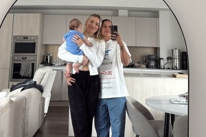 邮报：切尔西女足球员科尔与同性伴侣度蜜月，还带上儿子合影