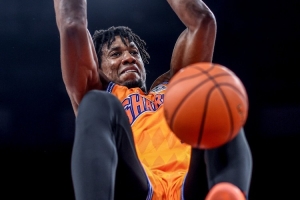 记者:怀特塞德、洛夫顿和王哲林轮流凿穿了广东的内线 记者:怀特塞德、洛夫顿和王哲林轮流凿穿了广东的内线