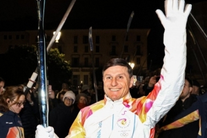 荣耀时刻！萨内蒂参加米兰冬奥会火炬传递，国米官方社媒晒照