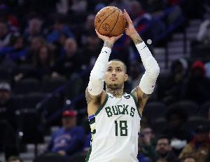 难得!库兹马带队火力全开 雄鹿首节领先公牛15分