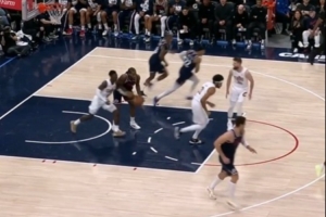 不讲武德！施罗德背后偷袭抢断小卡 潇洒击地助埃利斯命中长两分