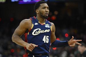 埃利斯：米切尔主动和我沟通帮我适应球队打法 这非常重要