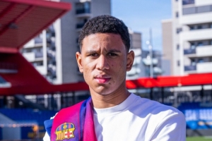 每体谈巴萨18岁中卫新援：以冷静沉着著称，有球和无球都表现很好