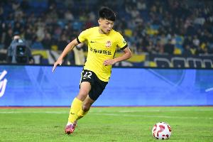 静待官宣！德转显示杨希从青岛西海岸转会至上海海港