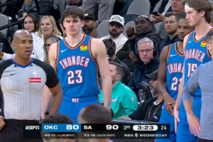 世界名画！雷霆准备更换三名球员 替补席空空如也