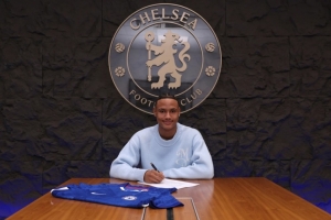 官方：切尔西与17岁中场马蒂斯·埃布埃签下首份职业合同