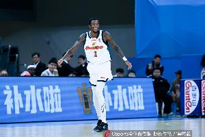 情况不妙！萨姆纳防守怀特塞德被吹犯规 一节半时间个人累计4犯