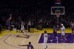 追回来了！八村塁底角命中三分 湖人仅落后76人2分