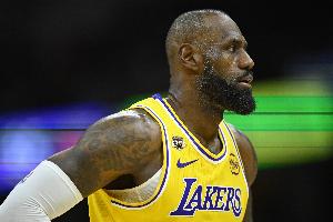 詹姆斯今天末节10分 自26年以来末节得分129分 仅次于马克西