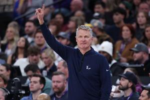 科尔谈55次三分出手：我们努力拉开空间 有机会就必须坚决出手