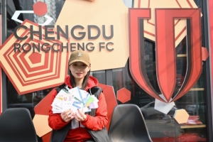 蓉城25赛季唯一全勤球迷:没想到自己独一份,全年看球开销超10万