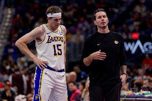 小心为上!雷迪克:里夫斯本场对阵76人 出场时间仍将受到限制