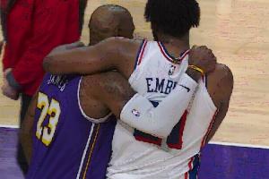 胜负已定之时 詹姆斯拥抱恩比德 两人有说有笑