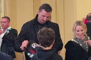 伊布与美国知名演员高布伦见面，向后者赠送米兰球衣