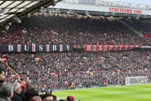 慕尼黑空难68周年，曼联球迷在老特拉福德悬挂“巴斯比宝贝”横幅