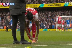 鞋坏了？开场仅3分钟马杜埃凯在场边换鞋，换了鸳鸯配色上场比赛