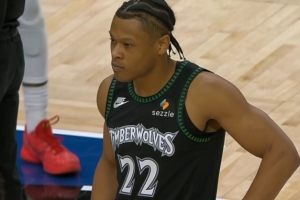 芬奇很生气！福斯特吹克拉克踩线出界 森林狼挑战成功&毫厘之间