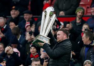 飞镖冠军在梦剧场展示奖杯被热刺球迷歌声打断，举两根手指回应