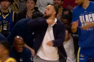 库里又兴奋了！追梦底角开炮三分命中 追到3分打停湖人