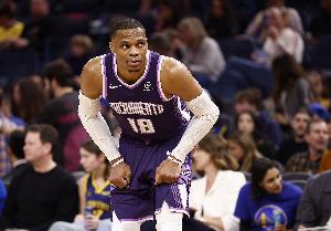 稳一稳！威少连续三分球不中 国王多次前场篮板喊出暂停