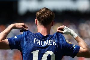 小秀脚法！帕尔默行进中稳稳颠球，随后带走比赛用球