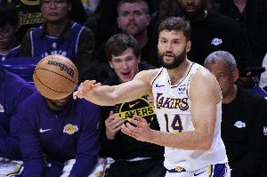 雷迪克：克莱伯非常职业身体对抗篮板球很有竞争力 他表现出色