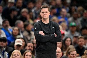 脸都不要了！马卡+JJJ合砍49分 末节为了输球被摁在板凳席