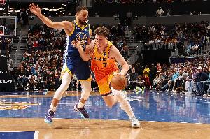 科尔：克尼佩尔是第一波看库里打球的孩子 这种球员会越来越多