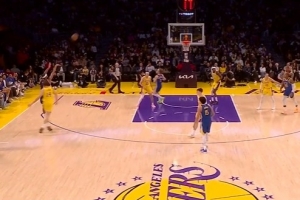 百步穿杨！穆迪外线开火三分命中 勇士追到5分打停湖人