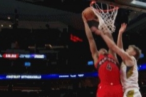 摧枯拉朽！斯科蒂·巴恩斯转身杀到篮下 力压弗菲暴起隔扣打2+1