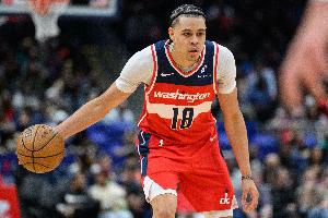 望无大碍！凯肖恩·乔治防守时踩到对手脚上自己崴脚 退出比赛