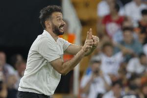 瓦伦主帅：卡雷拉斯的进球不该算数，裁判应在他对杜罗犯规时吹停