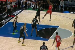 这一套连招太帅了吧！小卡单挑华子 教教你乔丹真正的中距离