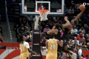 有像韦尔那样被队友隔扣？鲍威尔：从来没有 年轻时都是我扣别人