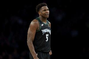 可劲儿出出气！爱德华兹半场14中8&三分6中3轰下21分5板5助2断