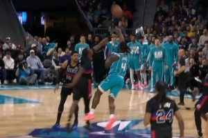 神仙球！赛恩·詹姆斯中圈压哨抢投 球划出美妙弧线压哨进筐