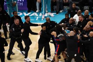 斯图尔特小桥拳王争霸细节 小桥神级下潜闪躲 弑君者欺身搂脖砸拳