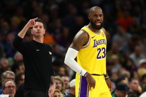 雷迪克：我们打得很努力但执行力不好 第四节没把球给到詹姆斯