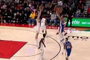 苏群：杨瀚森最近学会了空气盖帽 这很好 多少能影响一下对手