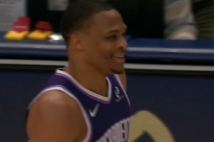 激情拉满！阿丘瓦上篮不中 威少冲刺跟进收板隔人补扣+开心笑了