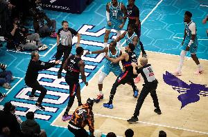 在今天黄蜂活塞超大冲突的最后时刻 有警察短暂出现在场上