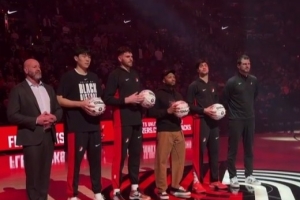 杨瀚森&利拉德&克林根&阿夫迪亚参加全明星 开拓者赛前举行小仪式