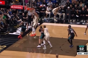 势大力沉！桑托斯篮下吃饼接斯潘塞助攻双手暴力砸扣